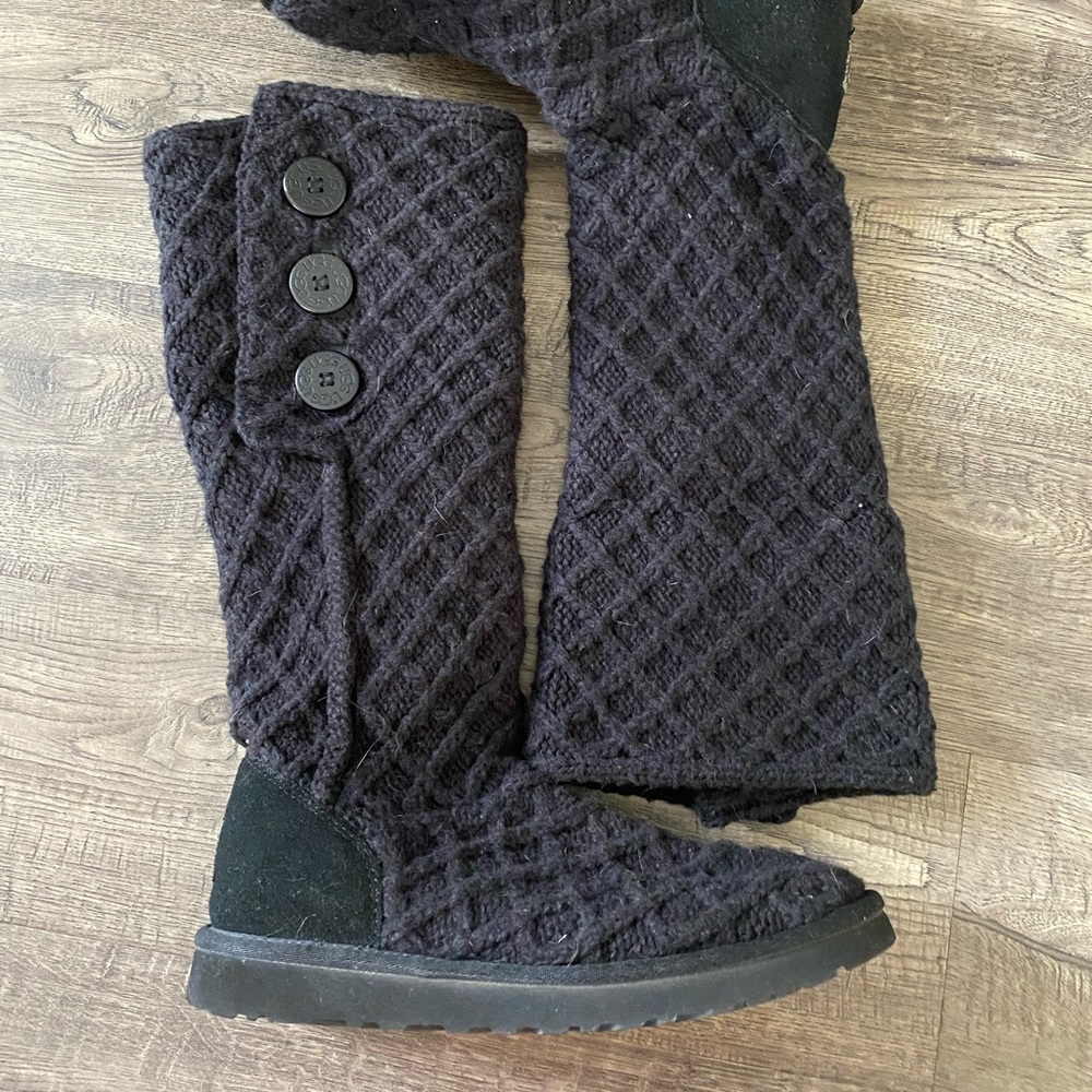 KNITTED UGG BOOTS - SIZE 10